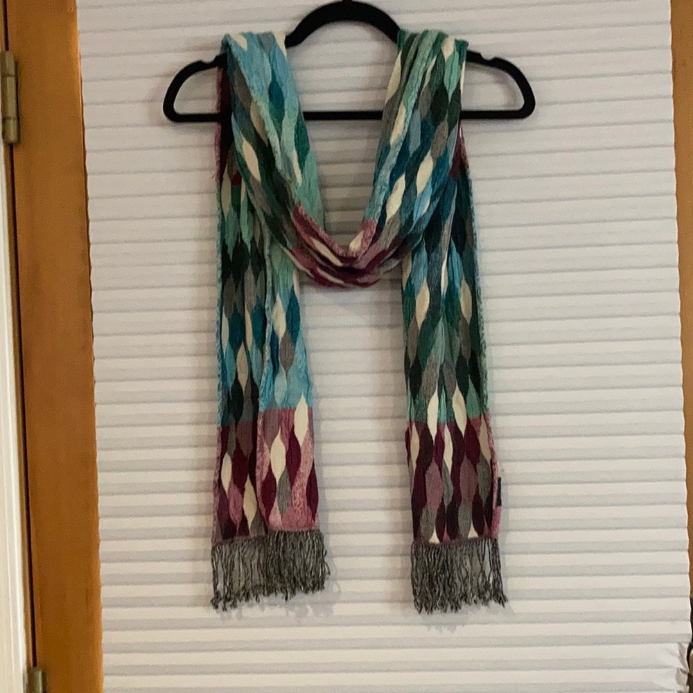 Tolani women’s fringe scarf. 100% viscose. Made in India!
